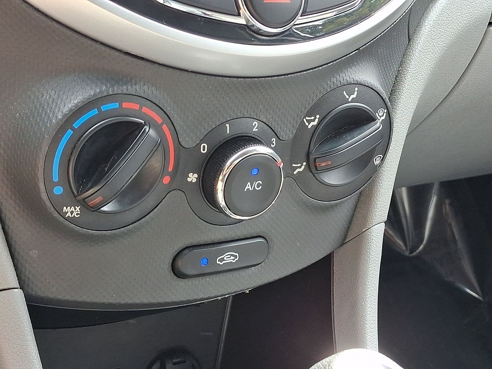Used 2013 Hyundai Accent GLS w/ Premium Pkg FWD image 18