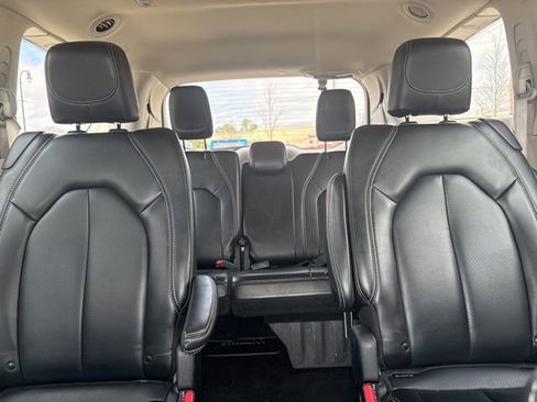 Used 2023 Chrysler Pacifica Touring-L image 35