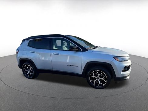Used 2025 Jeep Compass Limited AWD/4WD image 2