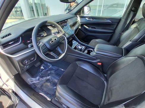 Used 2023 Jeep Grand Cherokee Altitude image 14