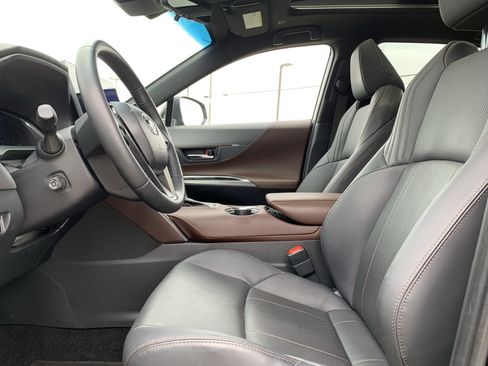 Used 2024 Toyota Venza Limited image 16