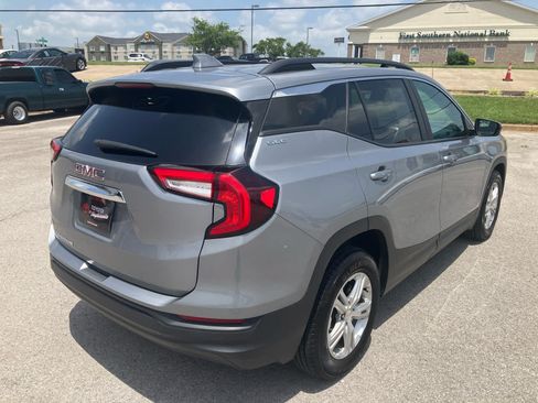 Used 2024 GMC Terrain SLE w/ Driver Convenience Package FWD image 7