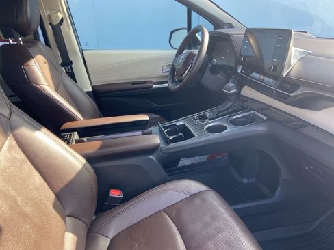 Certified 2024 Toyota Sienna Platinum image 7