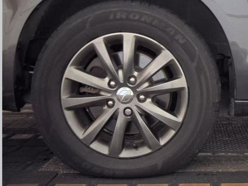 Used 2015 Chrysler Town & Country S FWD image 7