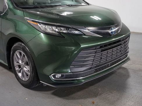 Used 2023 Toyota Sienna XLE FWD image 4