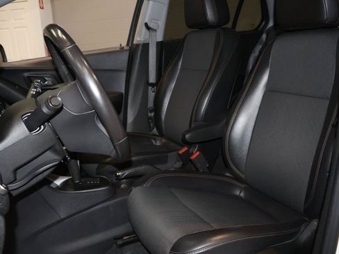 Used 2019 Chevrolet Trax LT w/ LT Convenience Package AWD/4WD image 11