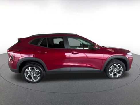 Used 2025 Chevrolet Trax LT FWD image 15