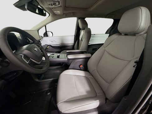 New 2026 Toyota Sienna XLE image 12