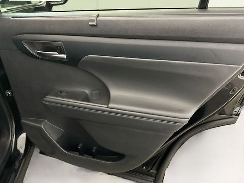 Used 2024 Toyota Highlander XLE image 34