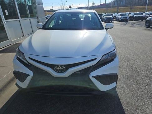 Used 2022 Toyota Camry SE image 3