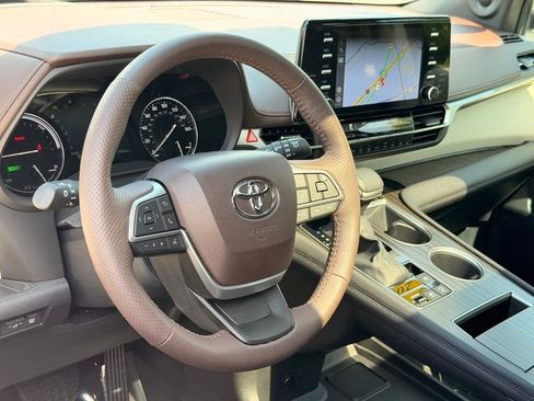 Used 2024 Toyota Sienna Platinum FWD image 22