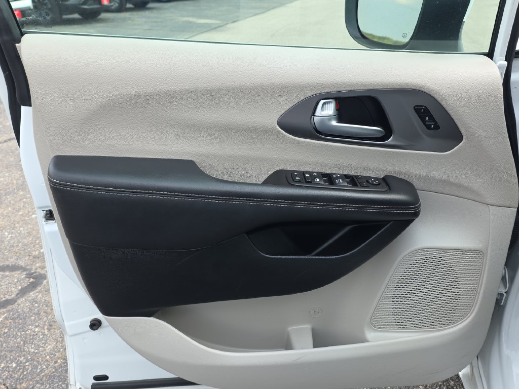 Used 2023 Chrysler Pacifica Touring-L FWD image 12