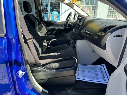 Used 2019 Dodge Grand Caravan SE w/ UConnect Hands-Free Group image 14
