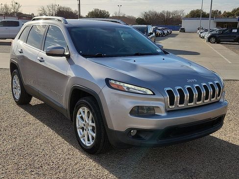 Used 2018 Jeep Cherokee Latitude Plus image 4