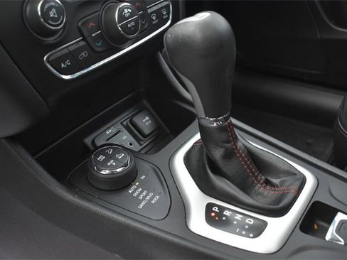 Used 2016 Jeep Cherokee Trailhawk w/ Comfort/Convenience Group image 27