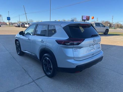 Used 2024 Nissan Rogue SV image 3