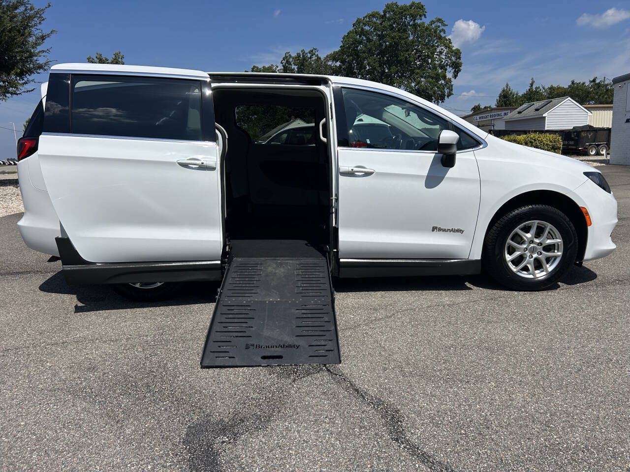 Used 2022 Chrysler Voyager LX FWD image 4
