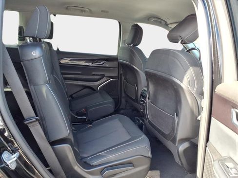 Used 2022 Jeep Grand Cherokee L Laredo w/ Luxury Tech Group I image 16