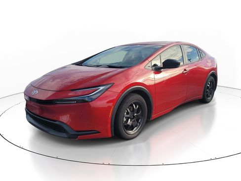 Used 2025 Toyota Prius LE FWD image 3