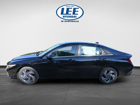 Used 2025 Hyundai Elantra Limited FWD image 6