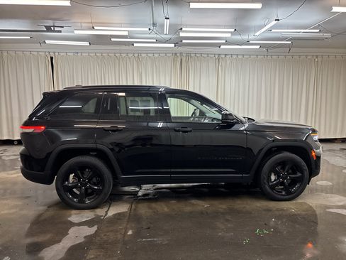 Used 2023 Jeep Grand Cherokee Limited w/ Black Appearance Package AWD/4WD image 4