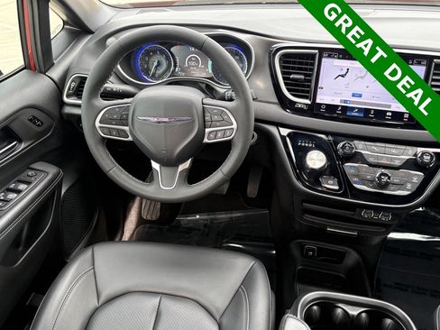 Used 2025 Chrysler Pacifica Select image 12