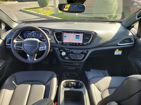 New 2026 Chrysler Pacifica Select image 12
