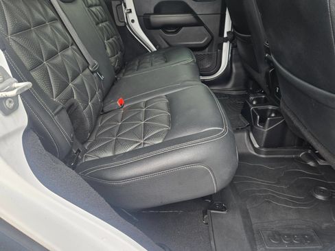 Used 2021 Jeep Wrangler Unlimited Sahara AWD/4WD image 18