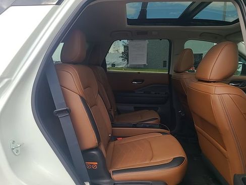 Used 2023 Nissan Pathfinder Platinum AWD/4WD image 33