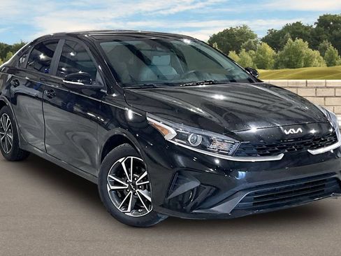 Used 2022 Kia Forte LXS w/ LXS Technology Package image 2