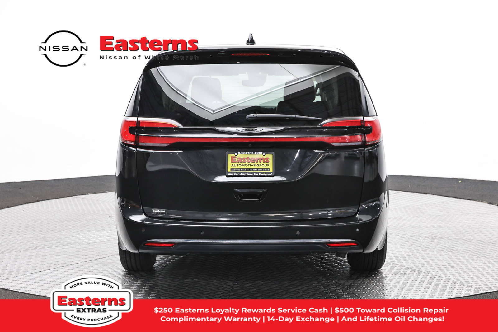 Used 2023 Chrysler Pacifica Touring-L FWD image 6