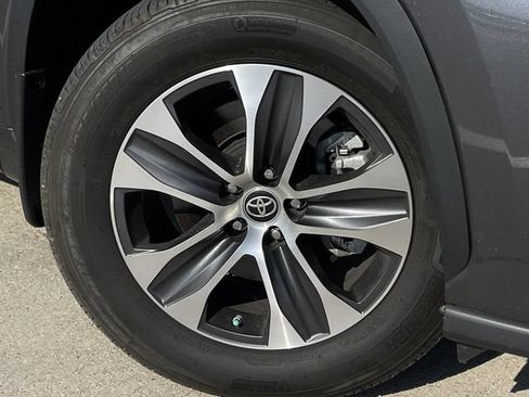 Used 2023 Toyota Highlander XLE FWD image 9