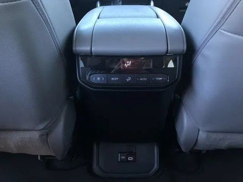 Used 2023 Toyota Highlander XLE FWD image 28
