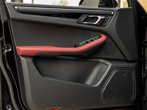 New 2026 Porsche Macan image 19