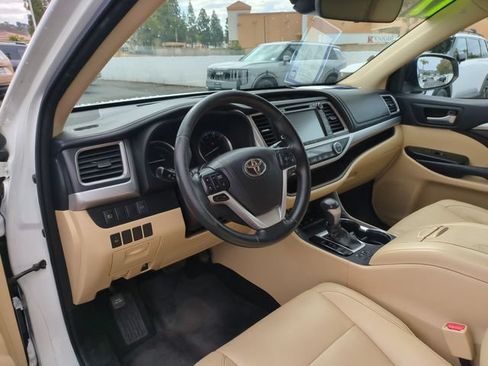 Used 2017 Toyota Highlander XLE w/ Carpet Mat Package AWD/4WD image 14