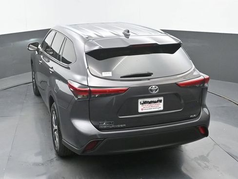 Used 2021 Toyota Highlander XLE FWD image 32