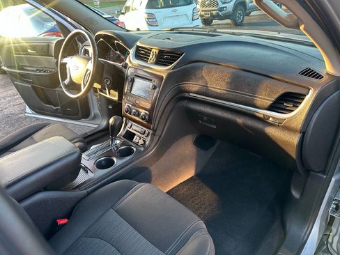 Used 2017 Chevrolet Traverse LT image 16