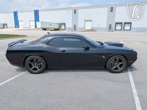 Used 2016 Dodge Challenger R/T Scat Pack w/ Leather Interior Group image 17