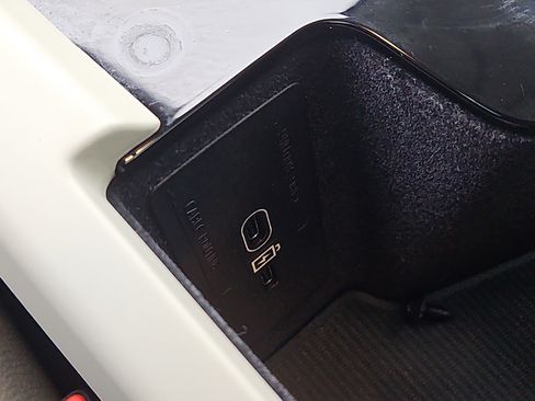 Used 2025 Volvo XC60 T8 Plus w/ Protection Package Premier image 11