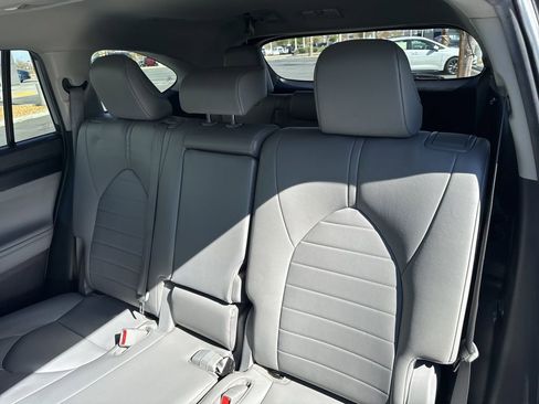 Used 2022 Toyota Highlander XLE image 18