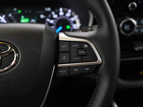 Used 2025 Toyota Highlander XLE AWD/4WD image 28