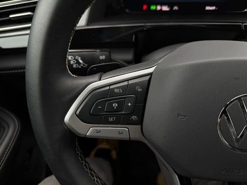 Used 2025 Volkswagen Atlas Cross Sport SE image 25