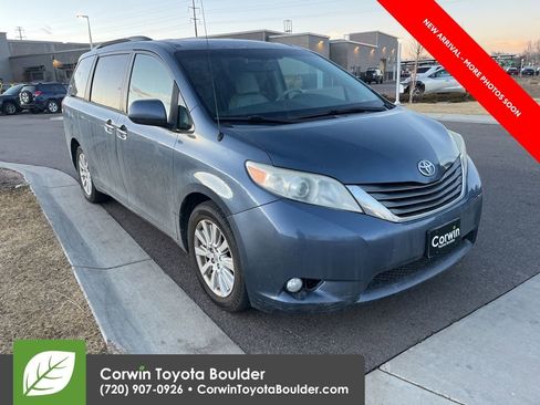 Used 2013 Toyota Sienna XLE image 1