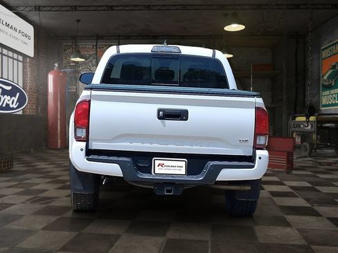 Used 2019 Toyota Tacoma TRD Sport AWD/4WD image 5