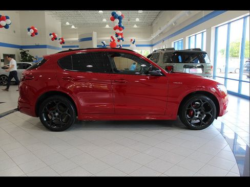Used 2022 Alfa Romeo Stelvio Veloce AWD/4WD image 4