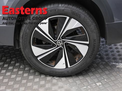 Used 2025 Volkswagen Taos SE AWD/4WD image 8
