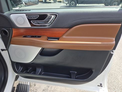 Used 2024 Lincoln Navigator Reserve AWD/4WD image 7