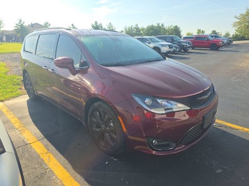 Used 2018 Chrysler Pacifica Touring-L Plus FWD image 3
