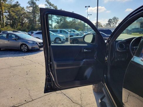 Used 2021 Toyota Tacoma TRD Off-Road w/ Technology Package image 12