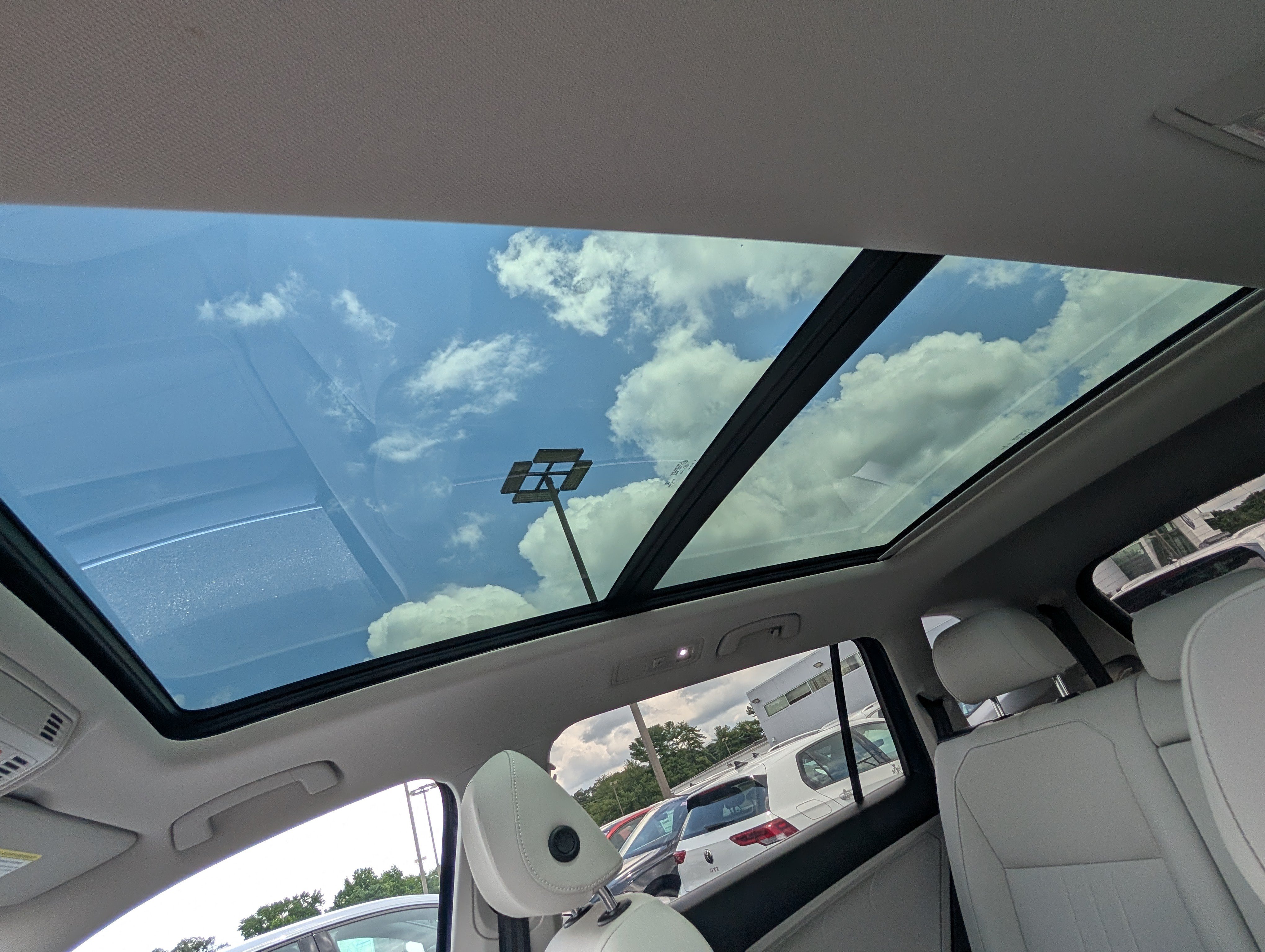Used 2023 Volkswagen Tiguan SE w/ Panoramic Sunroof Package FWD image 19